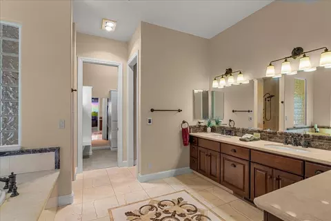 Bath - 21992 Mcbride Rd, Escalon, CA 95320 photo 6 of 11