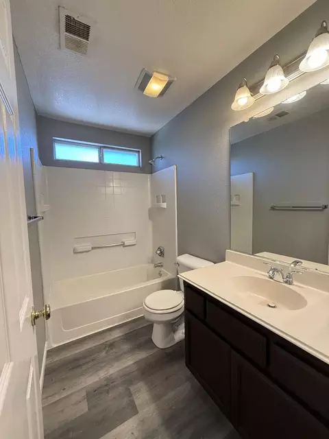 Bath - 220 Cornerstone Way, Manteca, CA 95336 photo 2 of 7