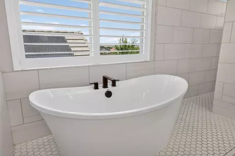 Bath - 2284 Ranch View Dr, Rocklin, CA 95765 photo 4 of 9