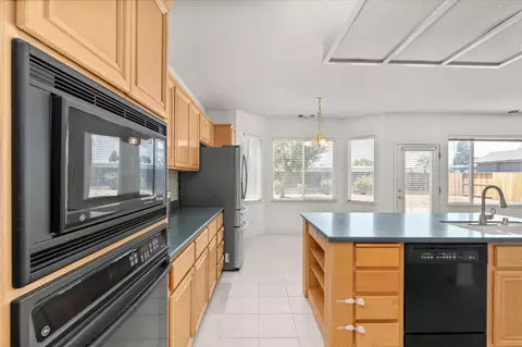 Kitchen - 4025 Beyer Park Dr, Modesto, CA 95357 photo 4 of 5