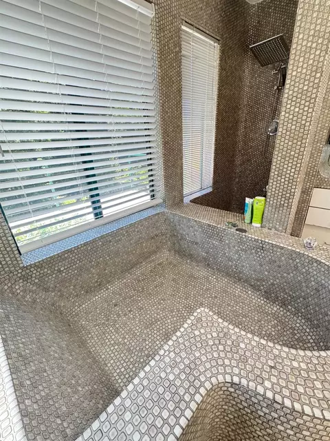 Bath - 6410 Grant Ave, Carmichael, CA 95608 photo 2 of 5