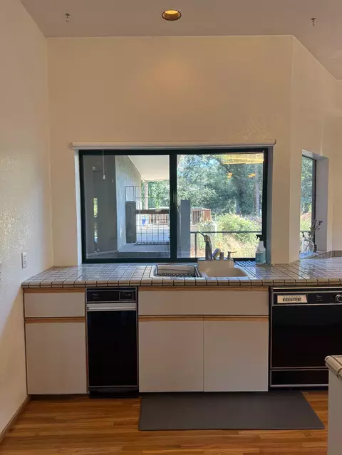 Kitchen - 6410 Grant Ave, Carmichael, CA 95608 photo 4 of 5