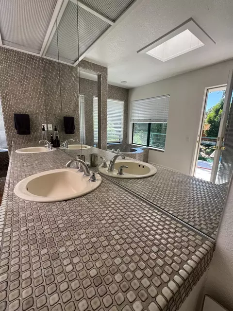 Bath - 6410 Grant Ave, Carmichael, CA 95608 photo 4 of 5