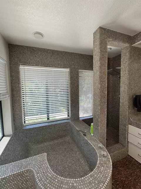 Bath - 6410 Grant Ave, Carmichael, CA 95608 photo 3 of 5
