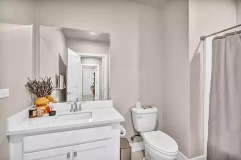 Bath - 1661 Spring St #421, Davis, CA 95616 photo 1 of 1