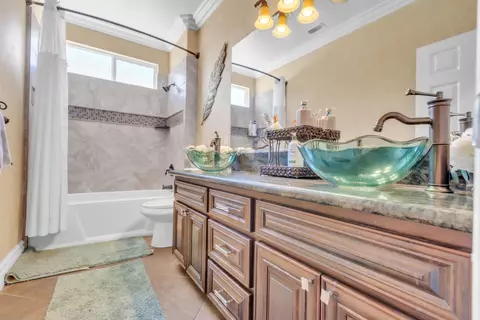 Bath - 6009 Roswitha Ct, Carmichael, CA 95608 photo 2 of 2