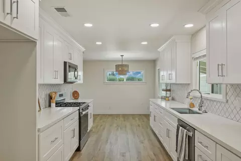 Kitchen - 12967 N Garnero Rd, Lodi, CA 95240 photo 9 of 10