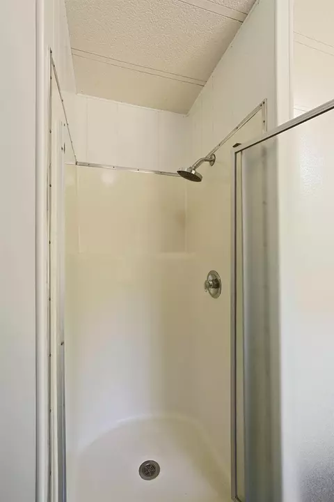 Bath - 8251 N Waverly Rd, Linden, CA 95236 photo 3 of 4
