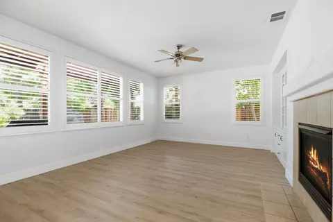 Living - 984 Mcveigh Way, Ripon, CA 95366 photo 2 of 3