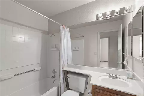 Bath - 2005 Eagle Pl, Lodi, CA 95240 photo 1 of 3