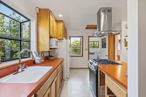 Kitchen - 7320 Lincoln Ave, Carmichael, CA 95608 photo 4 of 6