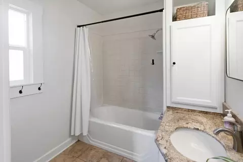 Bath - 1999 Highland Dr, Merced, CA 95340 photo 1 of 3