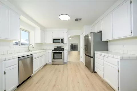Kitchen - 118 Broadview Ln, Winters, CA 95694 photo 1 of 3
