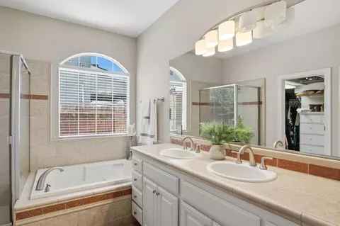 Bath - 2835 Castleview Dr, Turlock, CA 95382 photo 3 of 5
