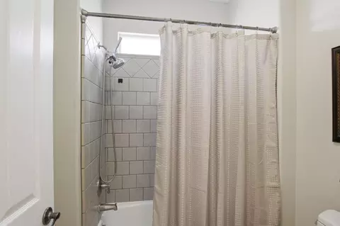Bath - 2835 Castleview Dr, Turlock, CA 95382 photo 5 of 5