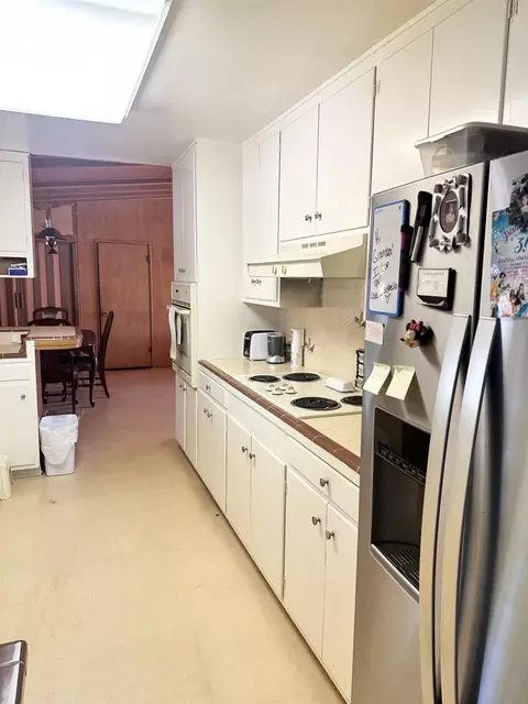 Kitchen - 404 Robin Hood, Modesto, CA 95350 photo 2 of 2