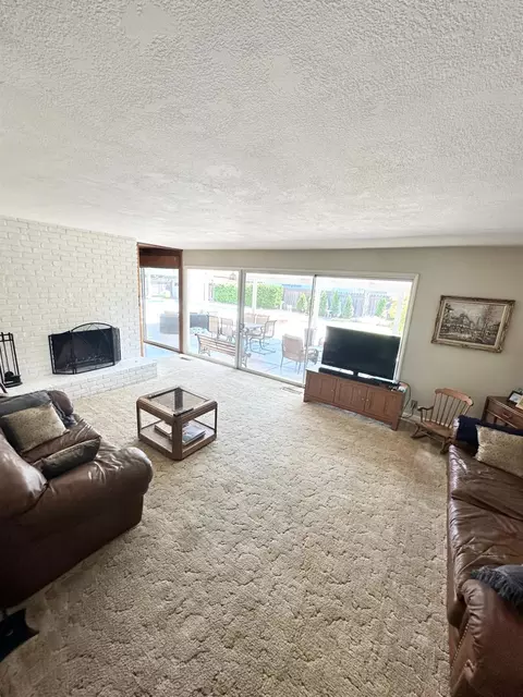 Living - 404 Robin Hood, Modesto, CA 95350 photo 2 of 3