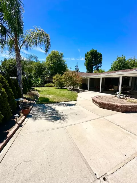 Exterior - 404 Robin Hood, Modesto, CA 95350 photo 7 of 9