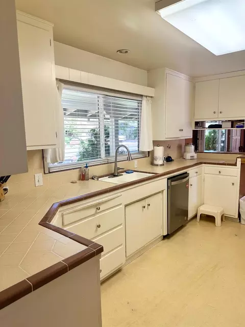 Kitchen - 404 Robin Hood, Modesto, CA 95350 photo 1 of 2