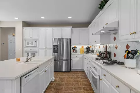 Kitchen - 521 Mcdowell Way, Tracy, CA 95377 photo 4 of 6