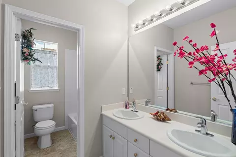 Bath - 521 Mcdowell Way, Tracy, CA 95377 photo 2 of 5
