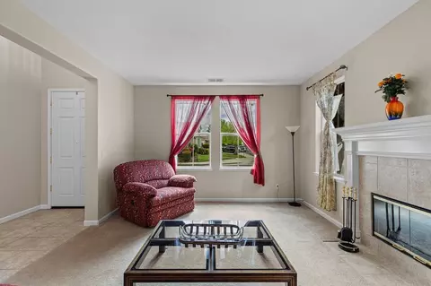 Living - 521 Mcdowell Way, Tracy, CA 95377 photo 2 of 3