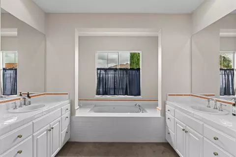 Bath - 521 Mcdowell Way, Tracy, CA 95377 photo 4 of 5