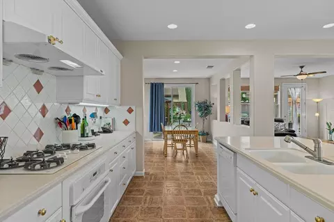 Kitchen - 521 Mcdowell Way, Tracy, CA 95377 photo 5 of 6