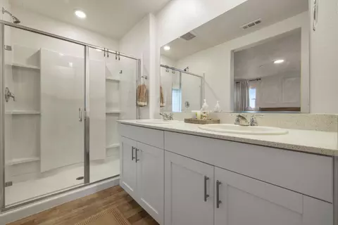 Bath - 6422 Maple Leaf Ln, Riverbank, CA 95367 photo 2 of 3