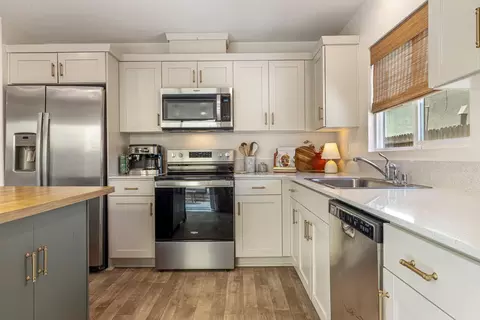 Kitchen - 6422 Maple Leaf Ln, Riverbank, CA 95367 photo 3 of 4