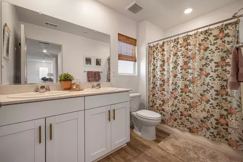 Bath - 6422 Maple Leaf Ln, Riverbank, CA 95367 photo 3 of 3