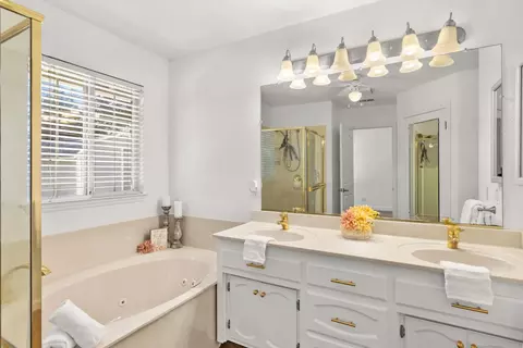 Bath - 728 Vermeulen Dr, Ripon, CA 95366 photo 2 of 6