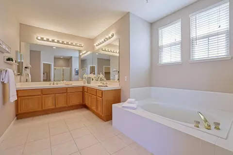 Bath - 305 Christopher Michael Ln, Tracy, CA 95377 photo 4 of 7