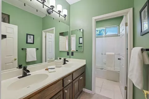 Bath - 305 Christopher Michael Ln, Tracy, CA 95377 photo 6 of 7