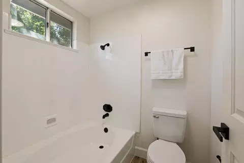 Bath - 330 Falcon Ct, Tracy, CA 95376 photo 3 of 5