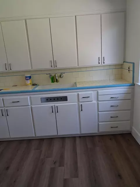 Kitchen - 15 E Ingram St, Stockton, CA 95204 photo 3 of 4