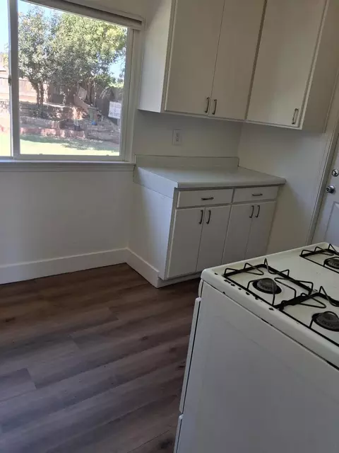 Kitchen - 15 E Ingram St, Stockton, CA 95204 photo 4 of 4