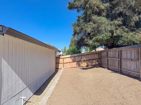 Exterior - 1310 Wimbledon Way, Manteca, CA 95336 photo 6 of 7