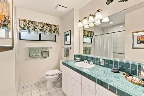 Bath - 819 Sycamore Ln, Davis, CA 95616 photo 4 of 6