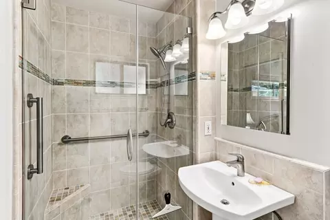 Bath - 819 Sycamore Ln, Davis, CA 95616 photo 3 of 6