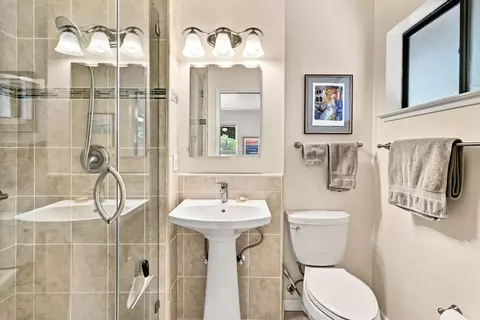 Bath - 819 Sycamore Ln, Davis, CA 95616 photo 2 of 6