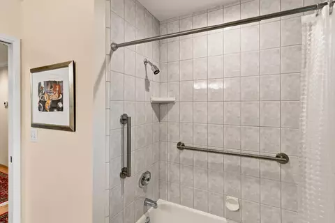 Bath - 819 Sycamore Ln, Davis, CA 95616 photo 6 of 6