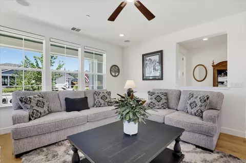 Living - 207 Ryans Ln, Grass Valley, CA 95945 photo 2 of 8