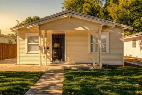 Exterior - 828 W 23rd St, Merced, CA 95340 photo 2 of 15