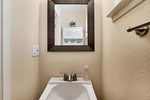 Bath - 16981 Scott Way, Grass Valley, CA 95949 photo 1 of 4
