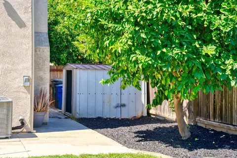 Exterior - 2620 Riverpark Dr, Modesto, CA 95351 photo 7 of 8
