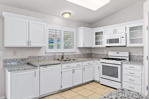 Kitchen - 2620 Riverpark Dr, Modesto, CA 95351 photo 2 of 3
