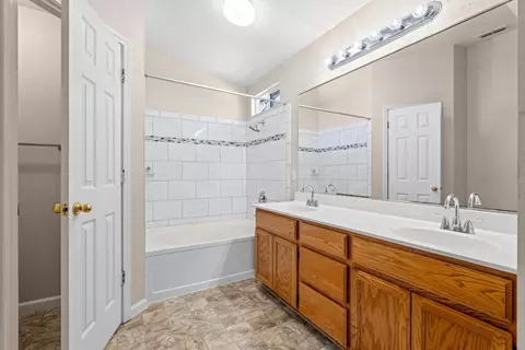 Bath - 2620 Riverpark Dr, Modesto, CA 95351 photo 2 of 3