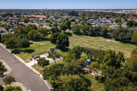 View/Area - 2620 Riverpark Dr, Modesto, CA 95351 photo 4 of 5