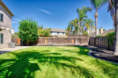 Exterior - 2620 Riverpark Dr, Modesto, CA 95351 photo 5 of 8